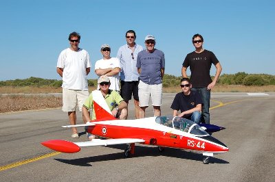 posando junto al avión [].JPG