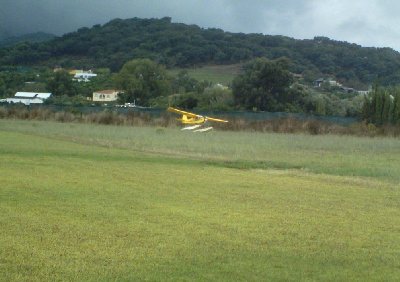 junto a la pista de asfalto una de hierva para los hidros.JPG