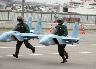 dos pilotos sevillanos rompen la barrera del sonido en Málaga.jpg