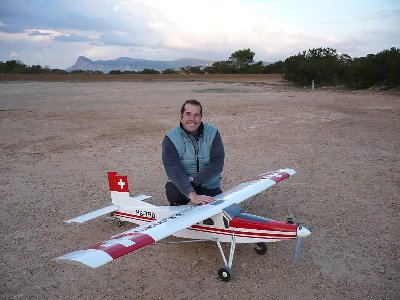 Vicente con la Pilatus.JPG