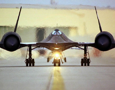 SR71_Rolling_On_The_Taxiway_Front_Nose_View.jpg