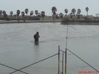 hidro montando boyyas lloviendo.JPG