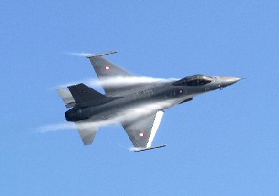 F16contrails1a.jpg