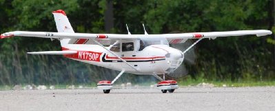 cessna_182_cmpro_motor-vorne-rechts-schraeg-1-bearbeitet-klein.jpeg