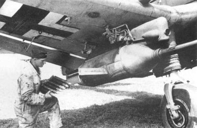 JU-87G cargando munición.jpg