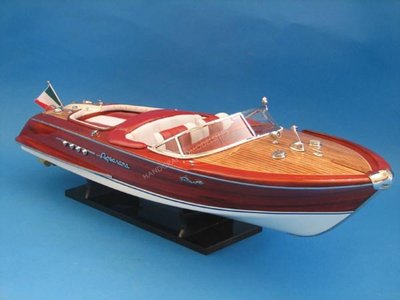 694-riva-aquarama-model-boat17.jpg