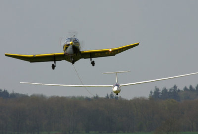 Glider_on_aerotow.jpg