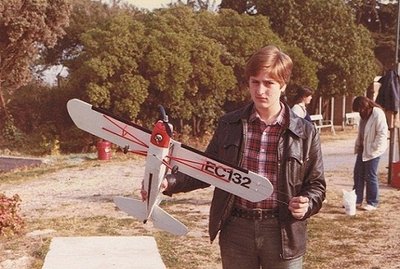 Mis comienzos en el aeromodelismo,con una avioneta de V.C. en las pistas de Montjuic.jpg