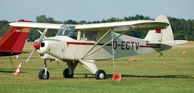 800px-Piper_PA-22_Colt_(D-ECTV)_01.jpg