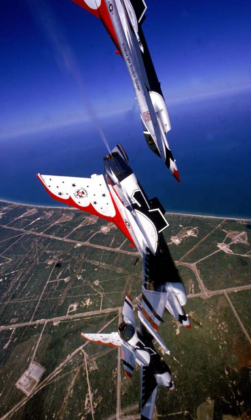 3-7-2002-16-19-f-16_falcon_thunderbirds_screaming_down.jpg