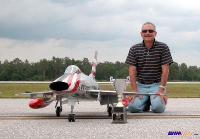 Mi Papa Jack con su trofeo Top Gum 2005.JPG