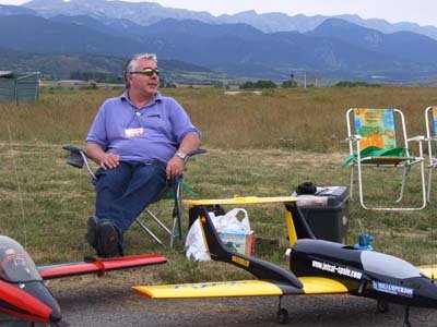 José Miguel preparando el plan de vuelo.jpg