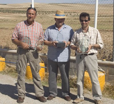 Cristobal Corona y Carmelo con sus trofeos elegantes.jpg